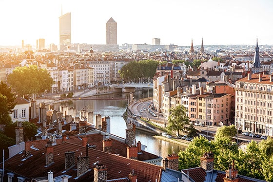 Ville fleuve vue aérienne